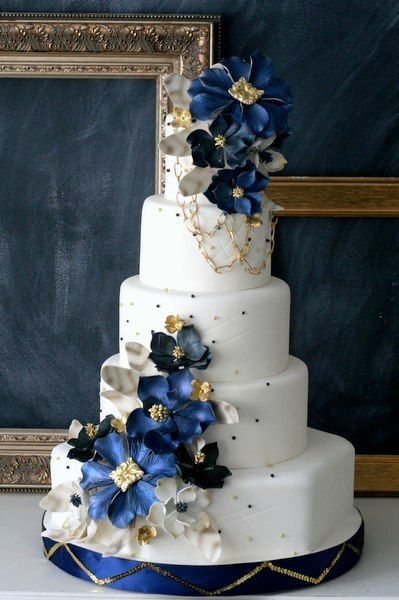 كيكة الزفاف باللون الازرق الملكي