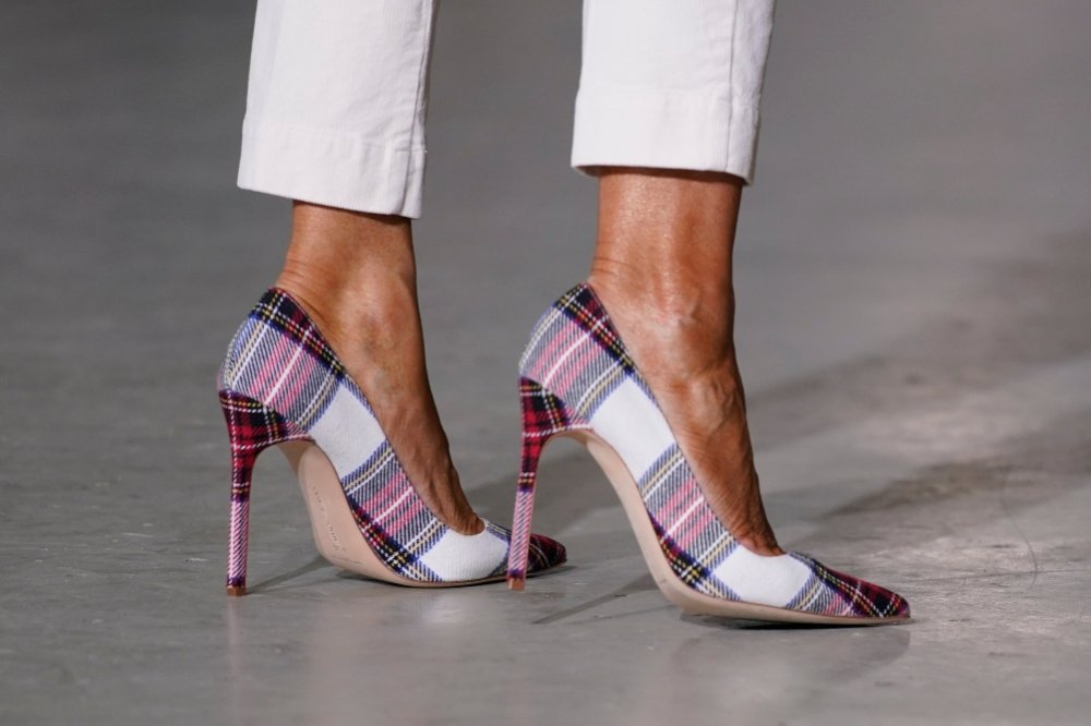 اطلالة ميلانا ترامب مع الحذاء الكارو من دار Manolo Blahnik