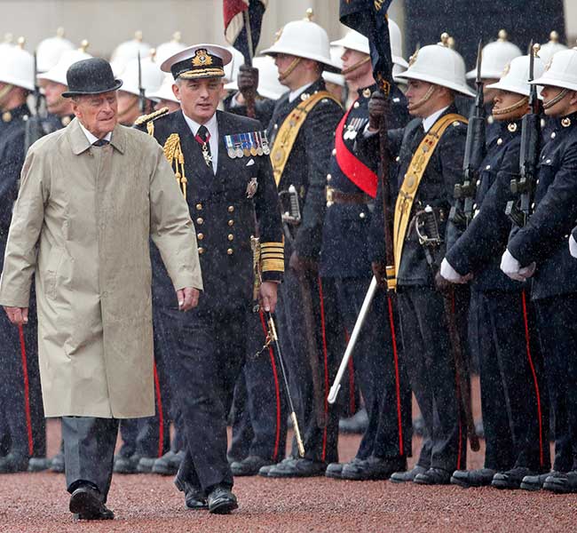 الأمير هاري خلف جده الأمير فيليب في قيادة البحرية الملكية