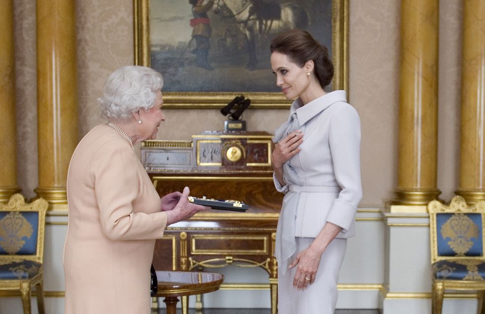 الملكة اليزابيث تعطي أنجلينا جولي الوسام الملكي