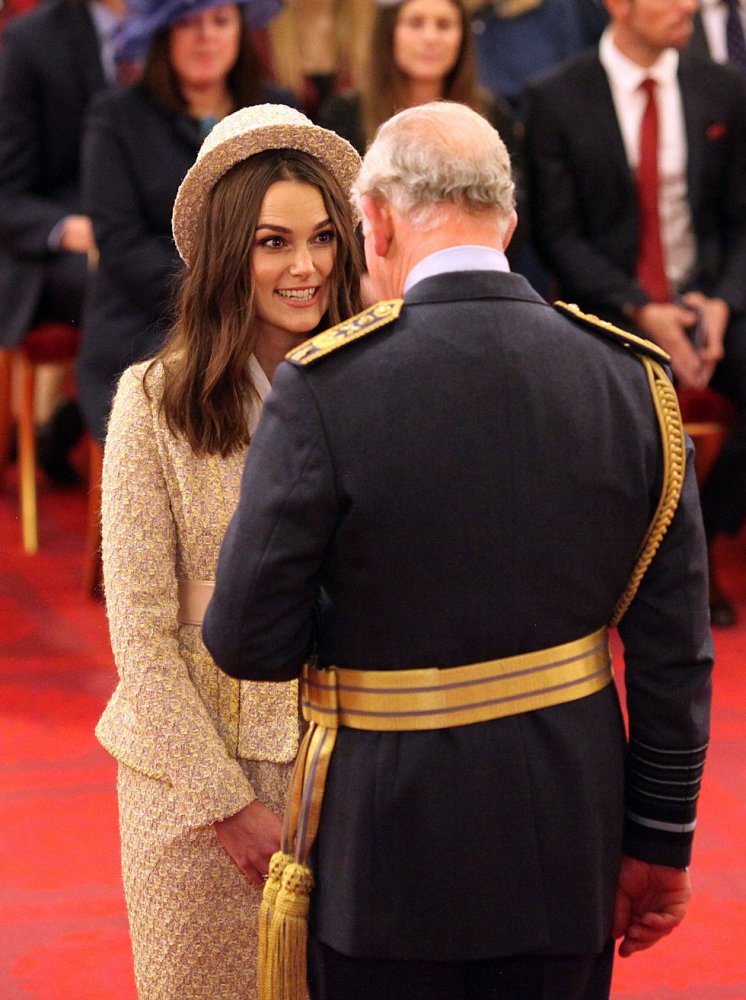 الأمير تشارلز يمنح كيرا نايتلي الوسام الملكي