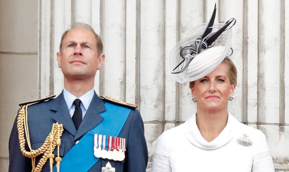 ملكة بريطانيا تمنح الأمير إدوارد وزوجته ألقاب ملكية جديدة