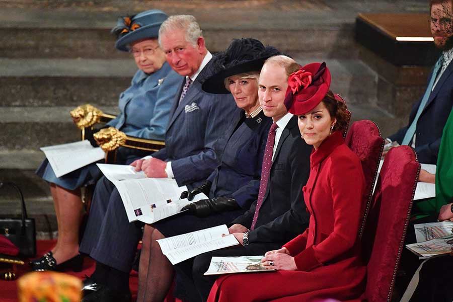 الملكة إليزابيث الثانية والأمير تشارلز وزوجته كاميلا ودوق ودوقة كامبريدج