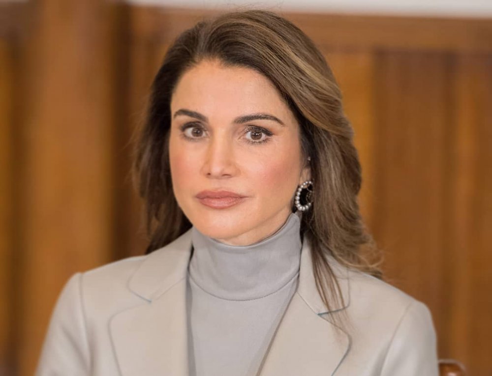 إطلالات جمالية متجددة على طريقة الملكة رانيا مع المكياج المشرق