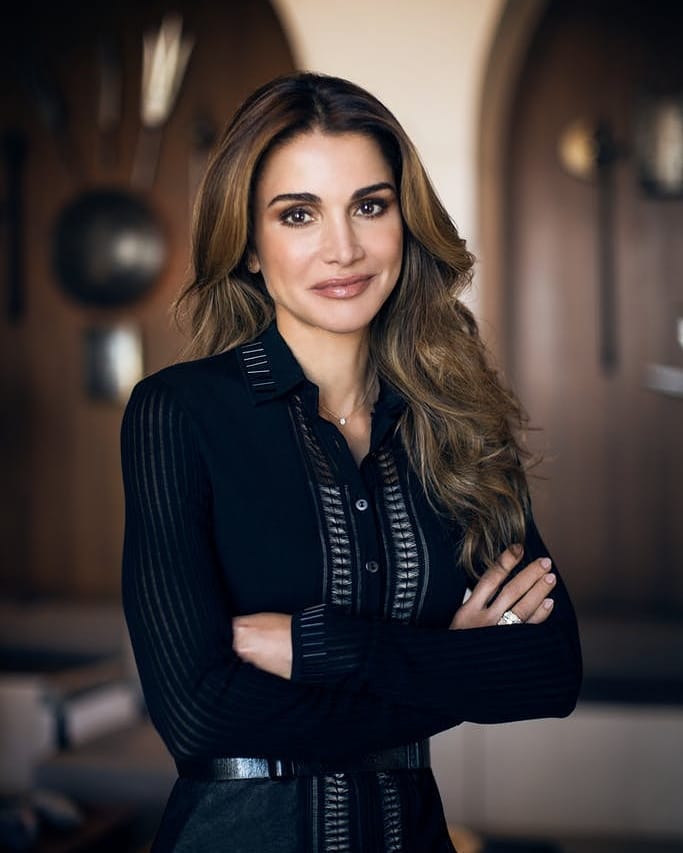  إطلالات جمالية متجددة على طريقة الملكة رانيا مع تسريحات الشعر الويفي