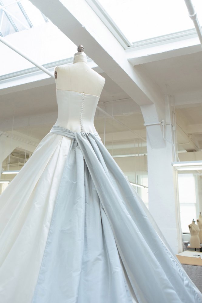فستان زفاف مع أزرق من amsale