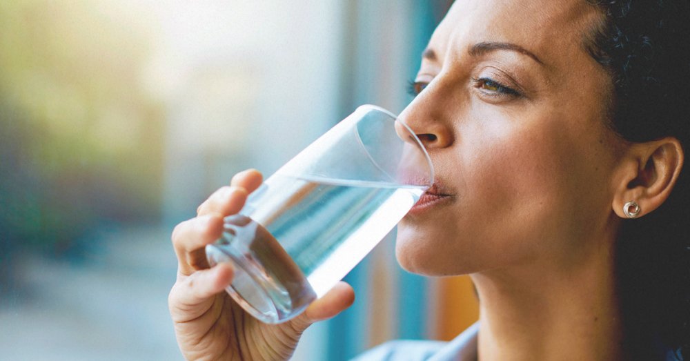 شرب الماء بكميات كافية لتجنب العطش والصداع في رمضان