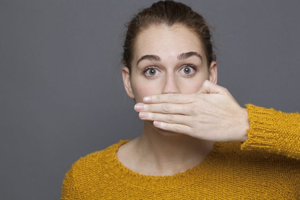 الإصابة بفيروس كورونا تسبب رائحة الفم الكريهة