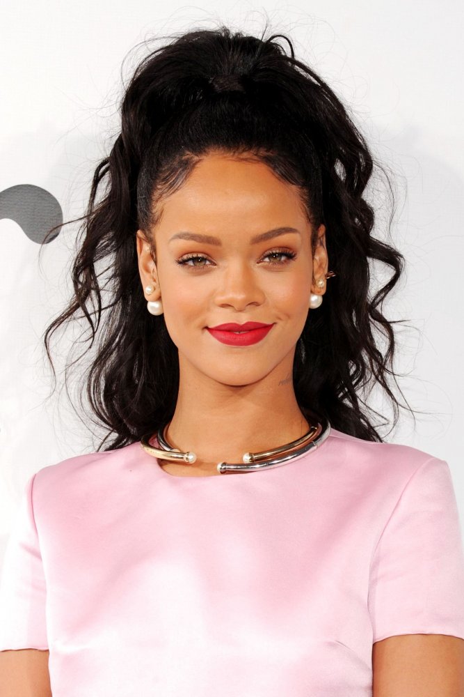 تسريحات شعر الرفعة النصفية والويفي من وحي اطلالة Rihanna