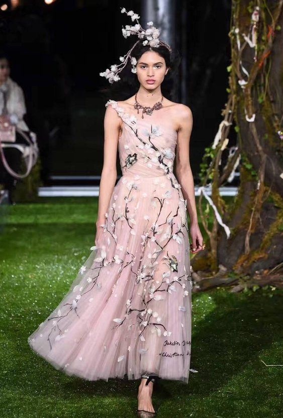  فستان خطوبة باللون الزهري من ديور