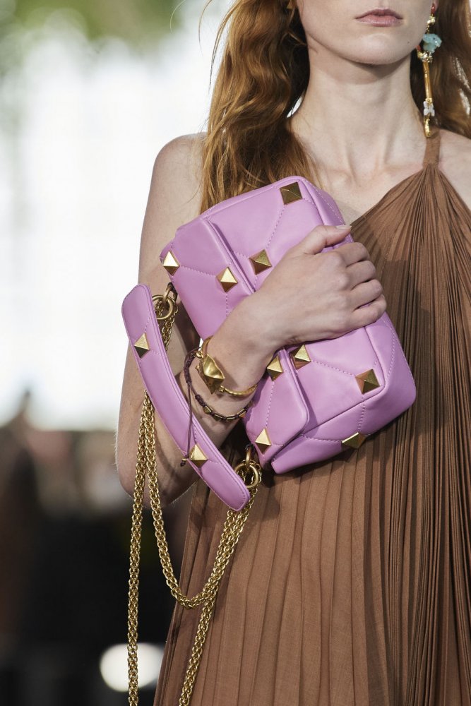 حقائب يد بدرجات الوان الباستيل الزهري من دار Valentino