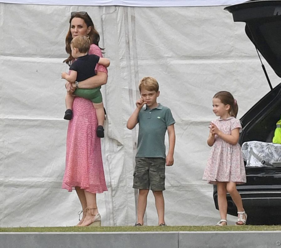 كيت حضرت مع أبنائها جورج، شارلوت ولويس