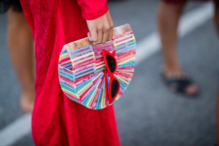 تصاميم ملونة من حقائب اليد مصنوعة من الخشب والبلاستيك