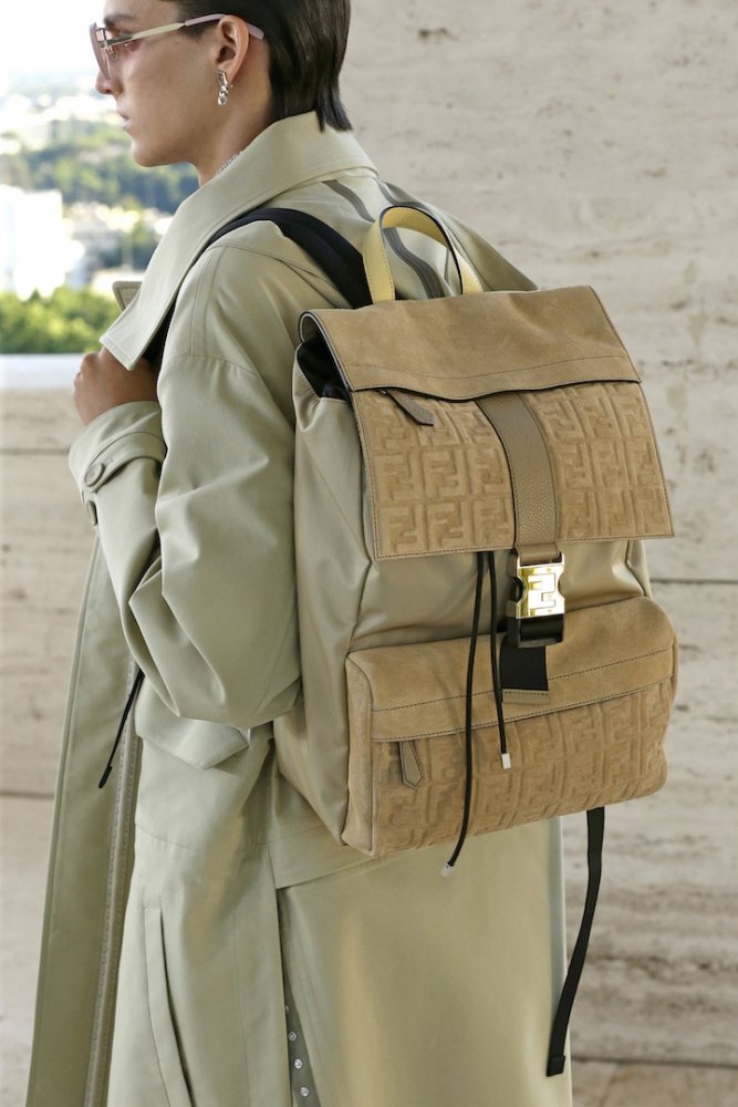 لوغو دار Fendi المطبّع بتصميم الحقيبة العصرية والشبابية