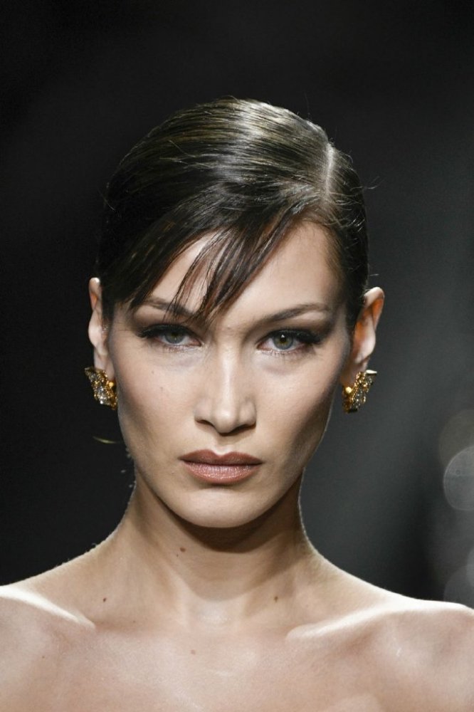 تسريحات شعر مرفوعة مع الغرة الجانبية من Versace