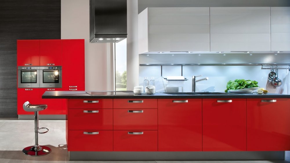 اختيار اللون الأحمر في تصاميم خزائن المطبخ لديكور عصري جذاب