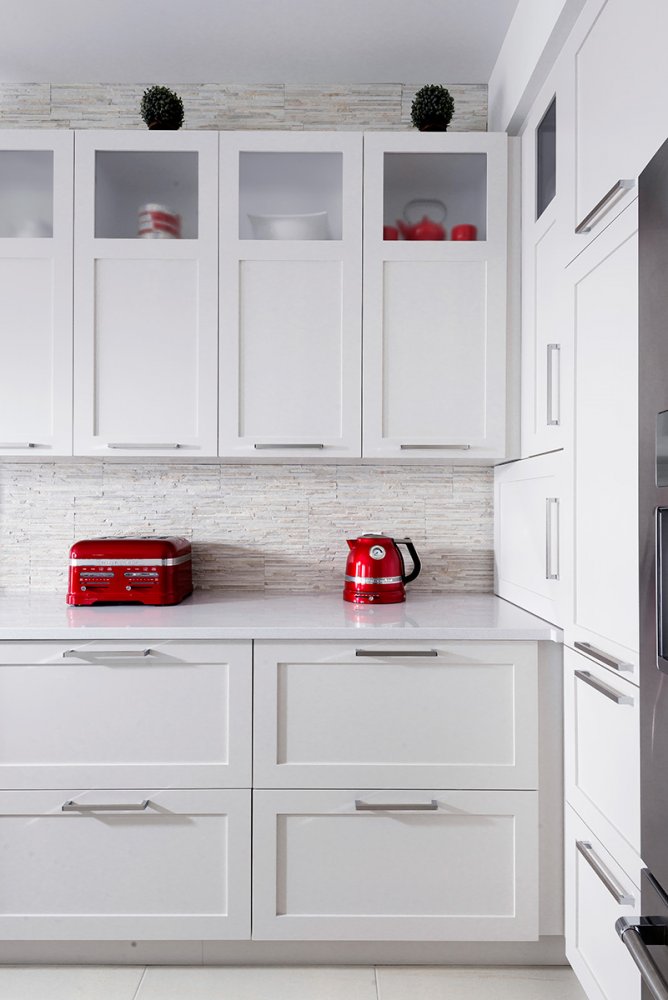 اكسسوارات مطبخ باللون الأحمر يبرز جمالها من خلال اللون الأبيض في الديكور