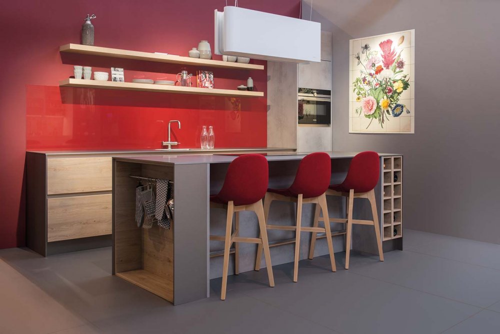 كراسي المطبخ باللون الأحمر مع الخشب في تصميم عصري