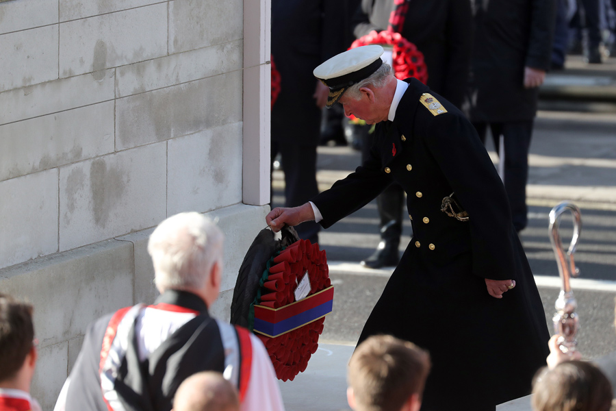 الأمير تشارلز وضع أكاليل الزهور أمام النصب التذكاري