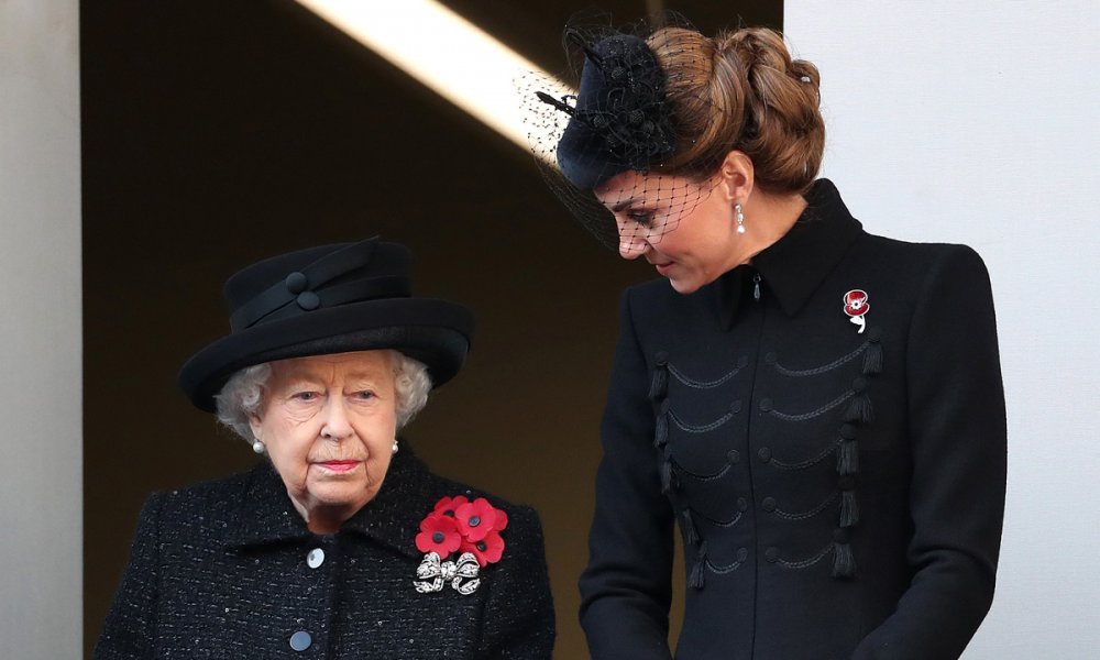  ملكة بريطانيا ترتدي بروش بدلالات رمزية للقوات البريطانية