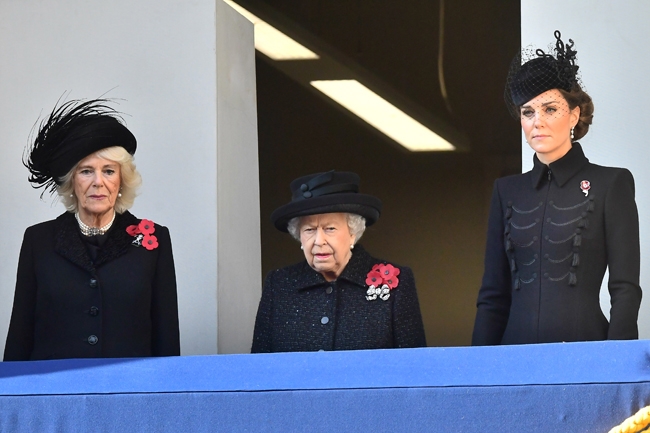 نساء العائلة المالكة يرتدين السواد