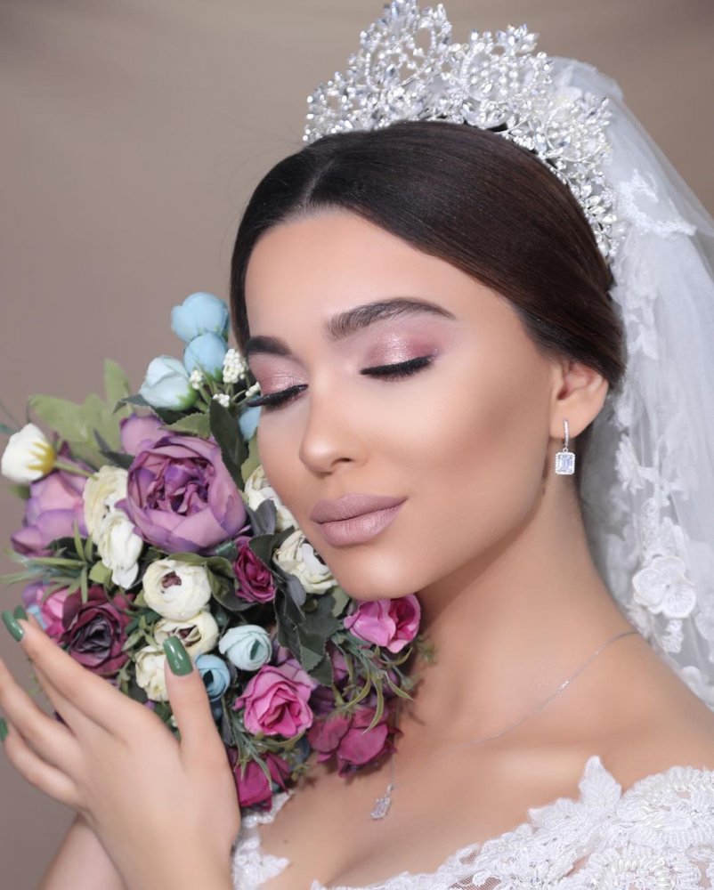 صور مكياج وردي بلمسات براقة للعروس