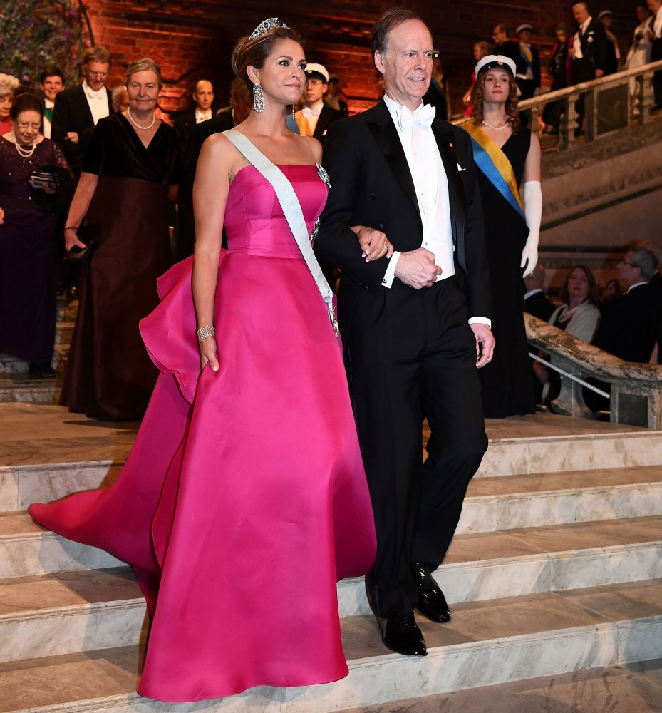  الأميرة مادلين أطلت بفستان باللون الفوشيا من دون أكمام