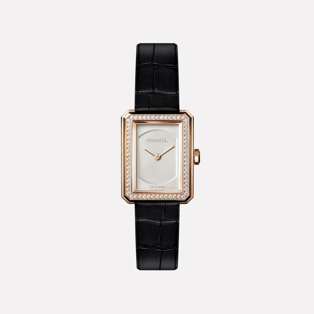 تصميم ساعة كلاسيكية راقية من Chanel بسوار جلد
