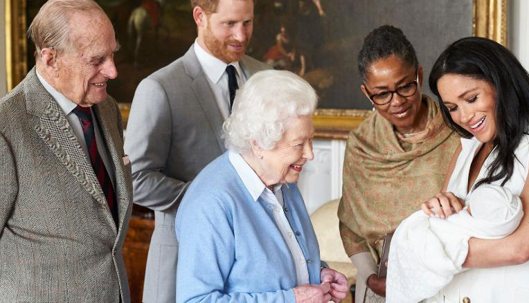 العائلة البريطانية المالكة تعقد قمة لمناقشة مصير الأمير هاري وميغان ماركل