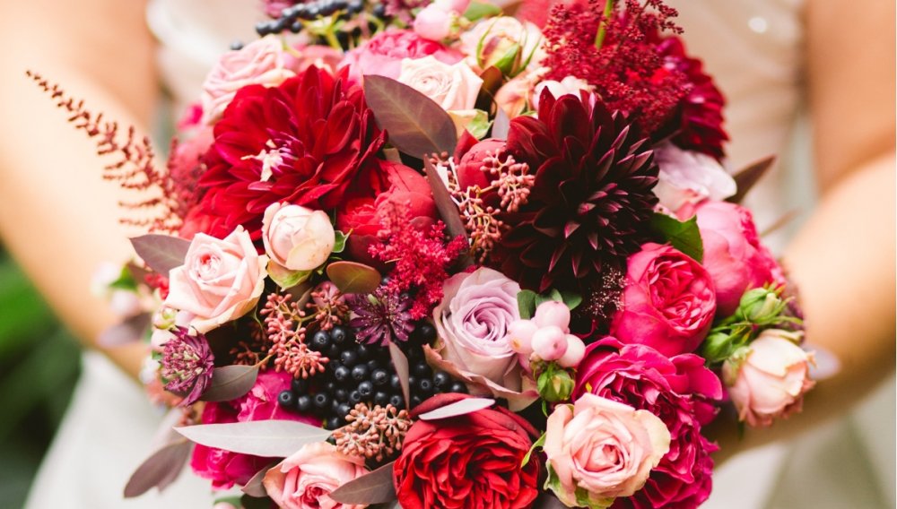 اجعلي الزهور العنصر الرئيسي في ديكور حفل زفافك