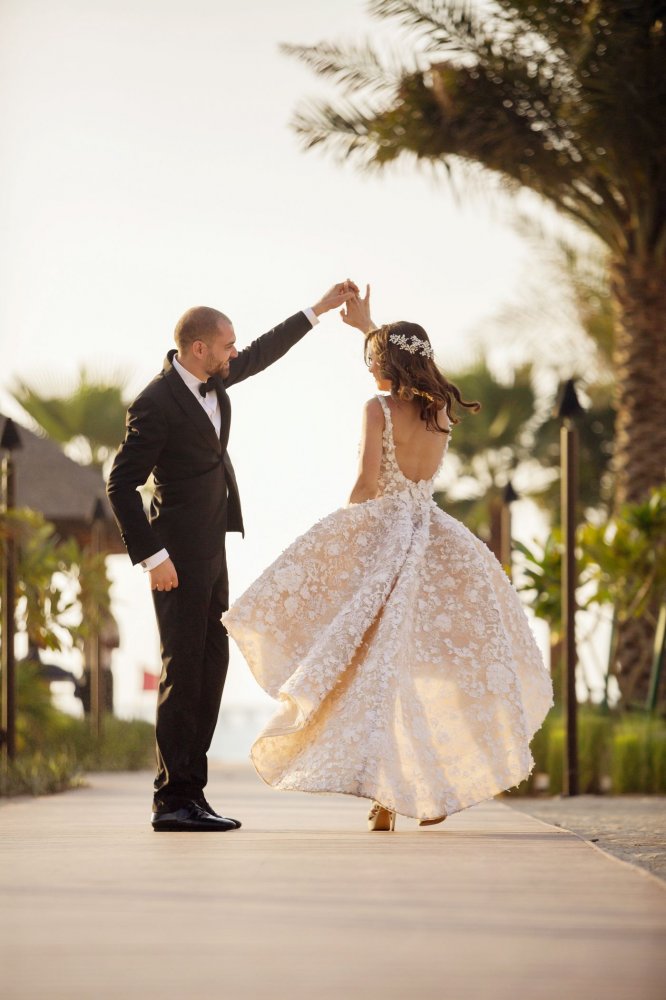 رقصة رومانسية للعروسين بيوم الحب