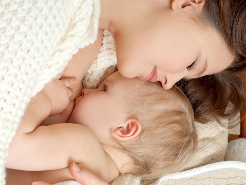 وجود مشاكل في الحلمة من أسباب عدم شبع الرضيع من حليب الأم