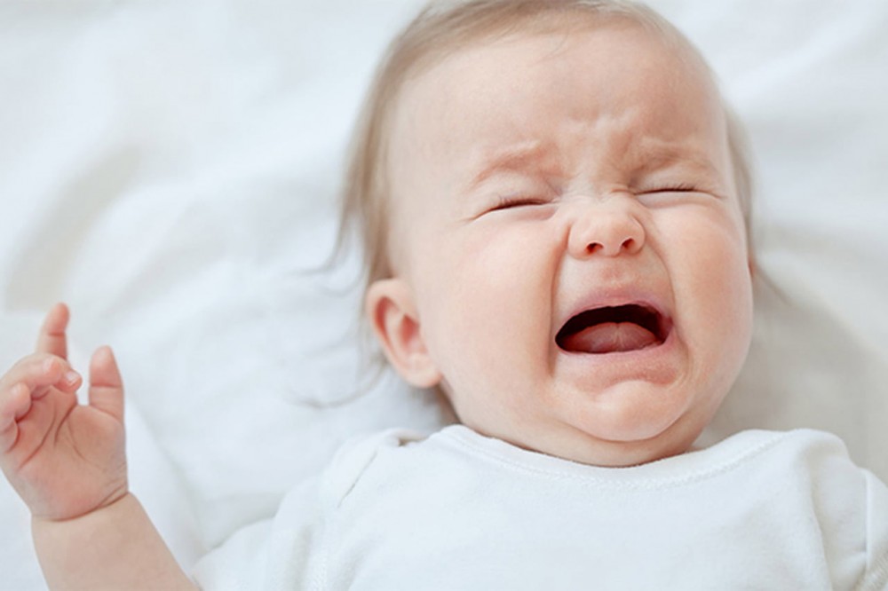 يبكي الرضيع كثيرا بسبب عدم شعوره بالشبع من حليب الأم