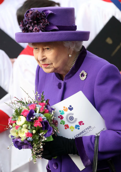  ملكة بريطانيا تحمل الزهور
