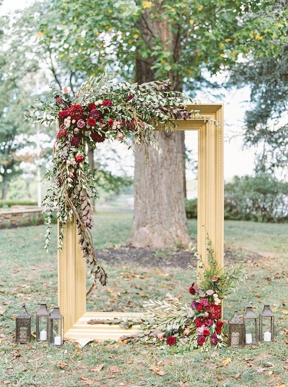 افكار متعددة لعمل اقواس الورود كخلفيات لصور حفلات الزفاف