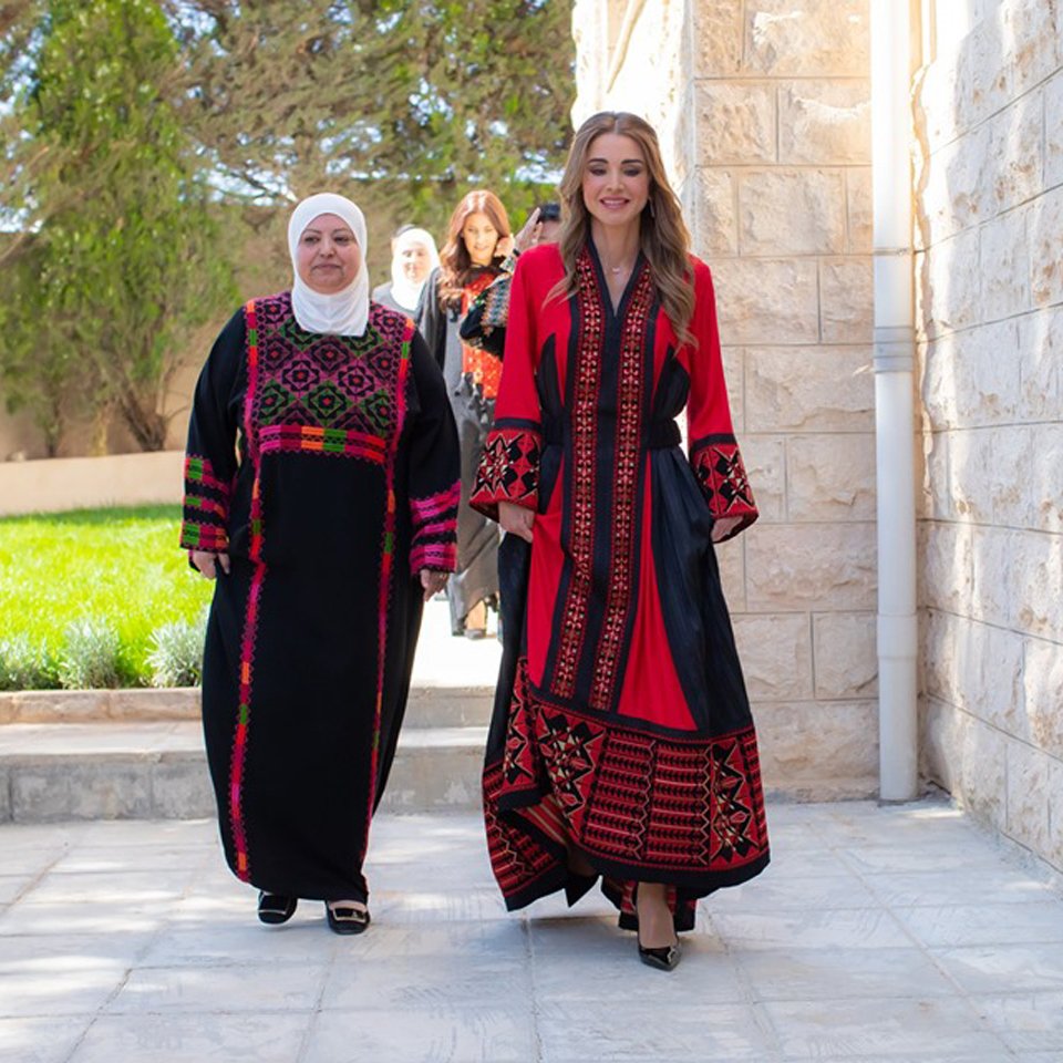 اجمل عبايات الملكة رانيا لتتألقي بها في رمضان 2020