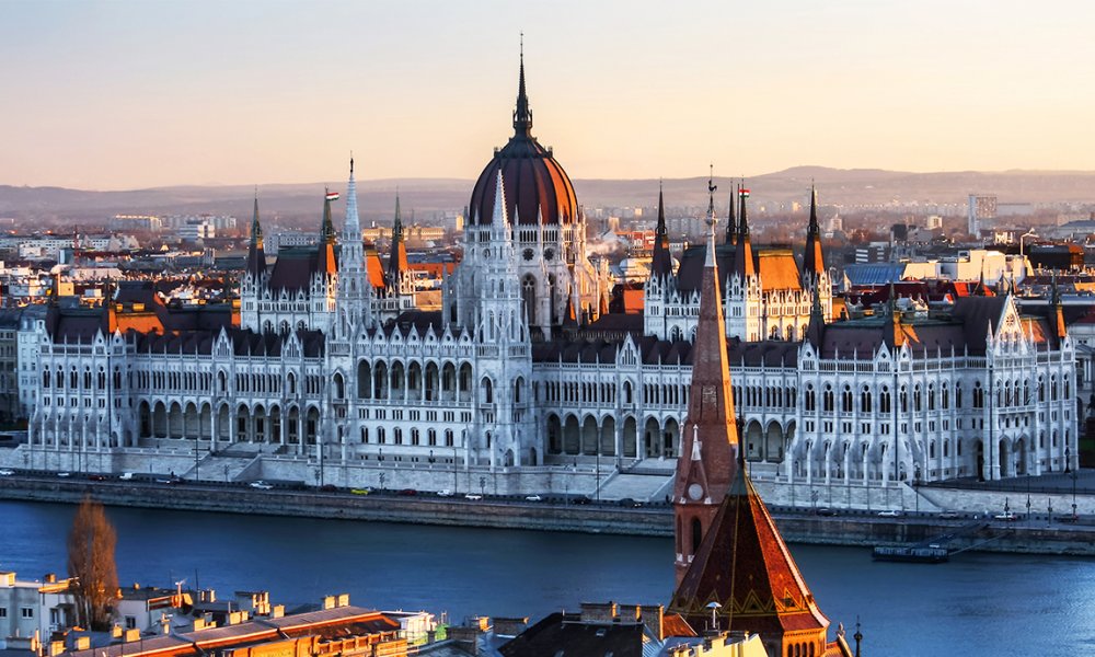سحر العمارة وافضل وقت لزيارة بودابست