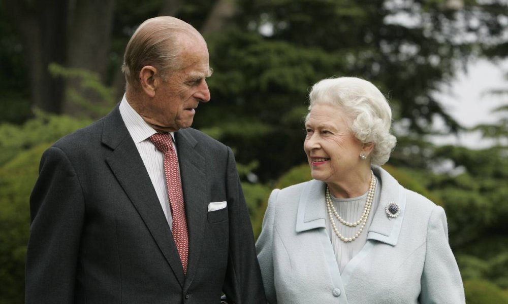 ملكة بريطانيا تشعر بـ "فراغ هائل" بعد وفاة زوجها الأمير فيليب