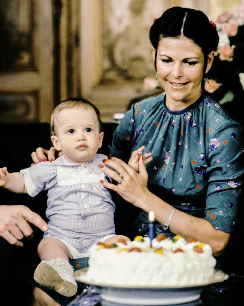 الملكة سيلفيا مع ابنها الأمير كارل فيليب في عيد ميلاده الأول