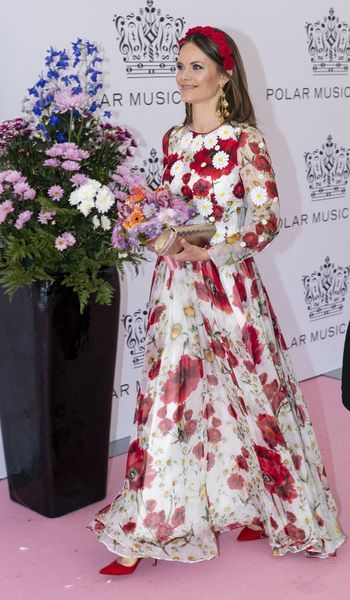 الأميرة صوفيا تألقت بفستان طويل من مجموعة دولتشي اند غابانا بطبعة الورود