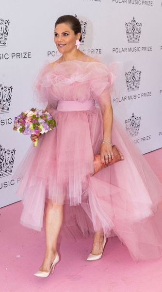 الأميرة فيكتوريا خطفت الأنظار بفستان ورديّ اللون من مجموعة ربيع 2019 للمصممة Selam Fessahaye