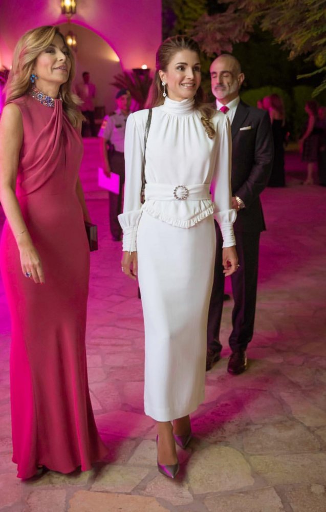 فستان أبيض مستقيم مع الياقة العالية بأسلوب الملكة رانيا