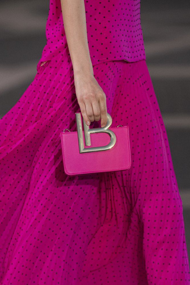 موديلات حقائب يد مربعة باللون الفوشيا من دار Laura Biagiotti