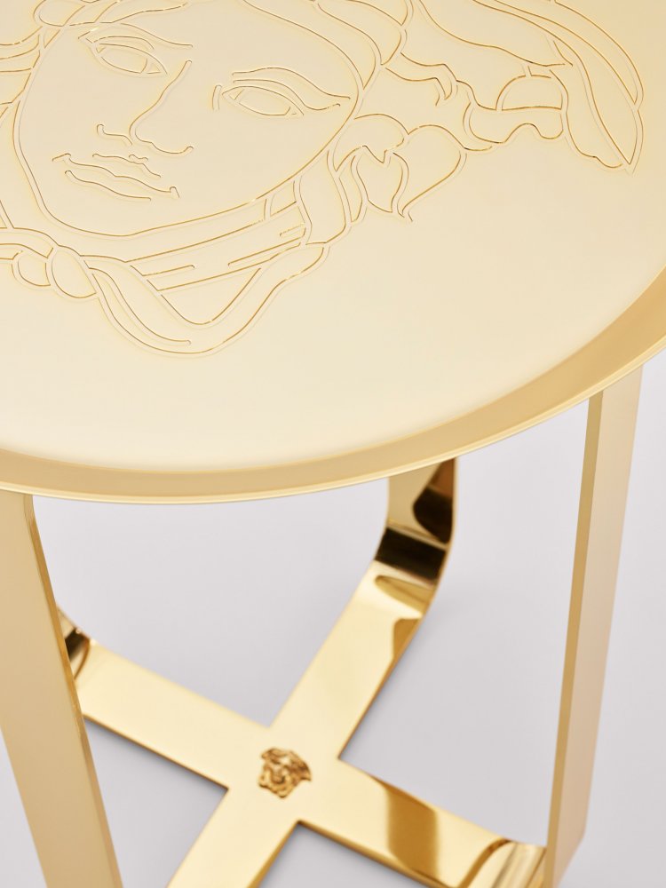 علامة فرساتشي الشهيرة في تصميم طاولة رائعة من المعدن الذهبي البراق