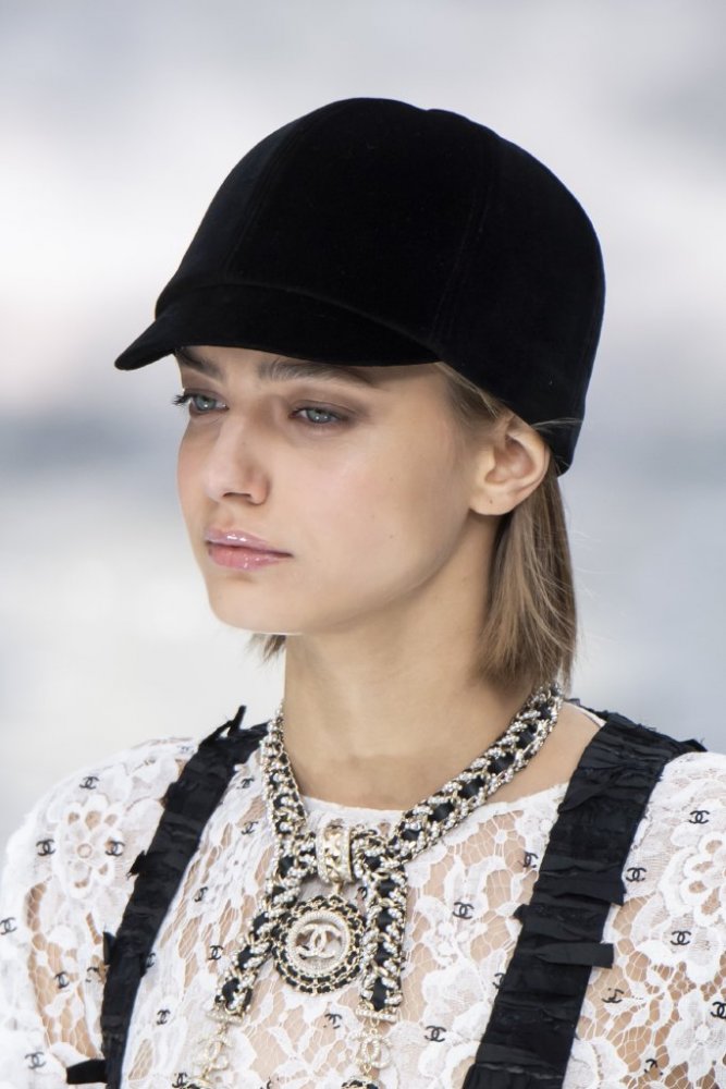 اكسسوارات شعر سوداء راقية مع القبعات الدائرية من Chanel