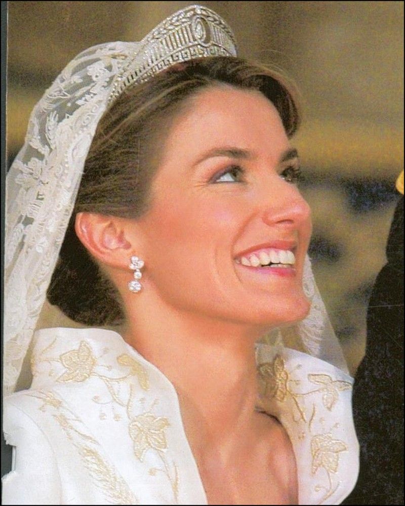 الملكة ليتيزيا ملكة إسبانيا تتألق بتاج "The Prussian Tiara" يوم عٌرسها