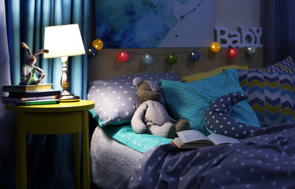 مصابيح ملونة تنير سرير أطفال