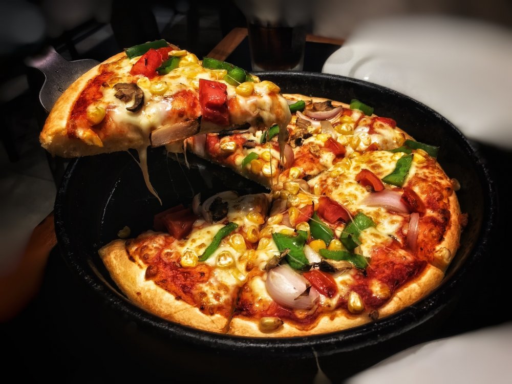 تحتوي البيتزا المجمدة على نسبة عالية من الصوديوم والسكر المضاف