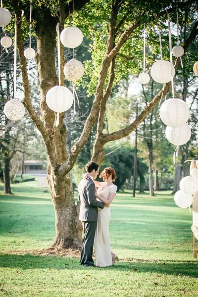  زينة المصابيح الصينية على الاشجار في تنظيم حفلات الزفاف المفتوحة