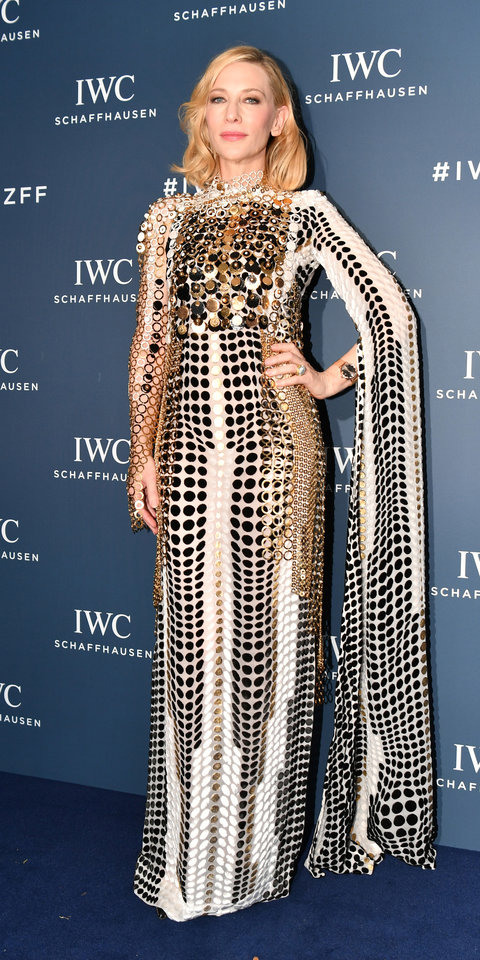  فستان سهرة فاخر ارتدته CATE BLANCHETT باللون الذهبي مع الزخرفات والدوائر البراقة والنافرة من دار Jean Paul Gaultier